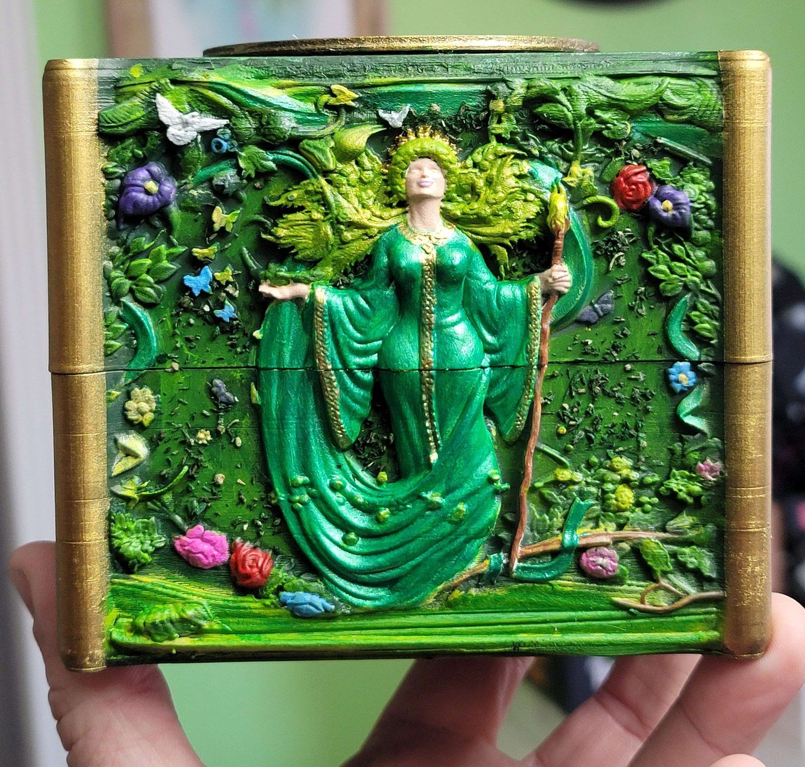 The forest deck box: a goddess among leaves and flowers